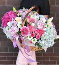 Композиция солнечный день в Белый Колодезь Цветочная композиция из Розы, Хризантемы, Пионы и Лизиантусы в корзине в Белый Колодезь