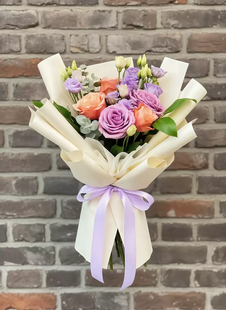 Букет цветов из: Лизиантусы и Розы в Белый Колодезь