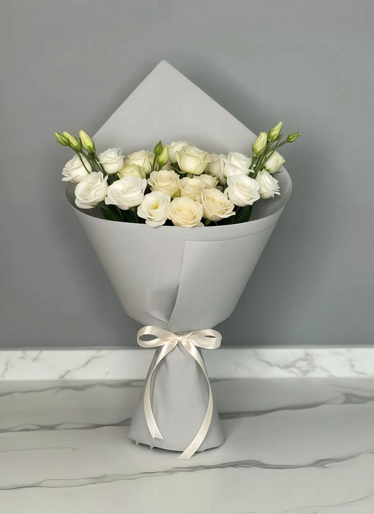 Букет цветов из: Розы и Лизиантусы в Белый Колодезь