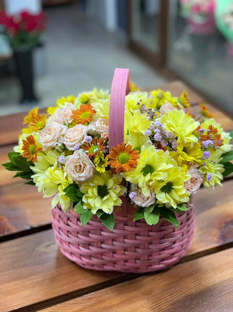 Цветочная композиция из Хризантемы и Розы в корзине в Белый Колодезь