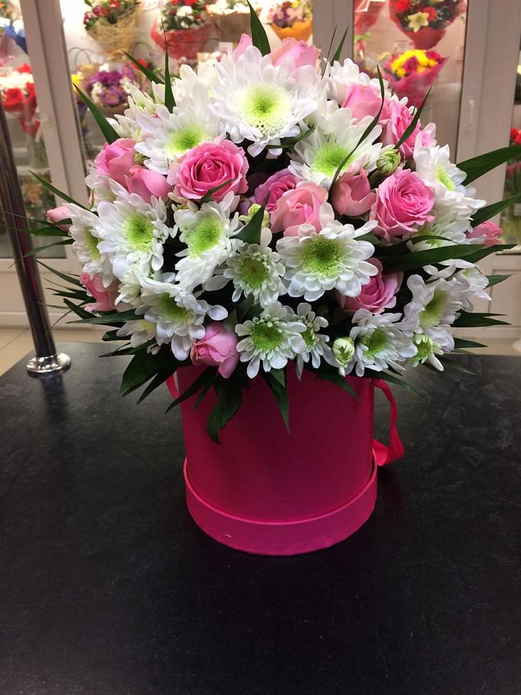 Цветочная композиция из Розы и Хризантемы в шляпной коробке в Белый Колодезь