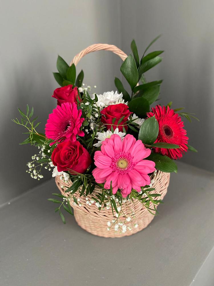 Цветочная композиция из Розы, Хризантемы и Герберы в корзине в Белый Колодезь