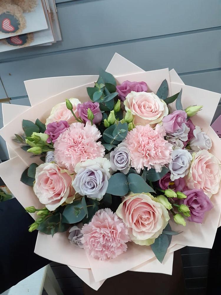 Букет цветов из: Розы, Гвоздики и Лизиантусы в Белый Колодезь