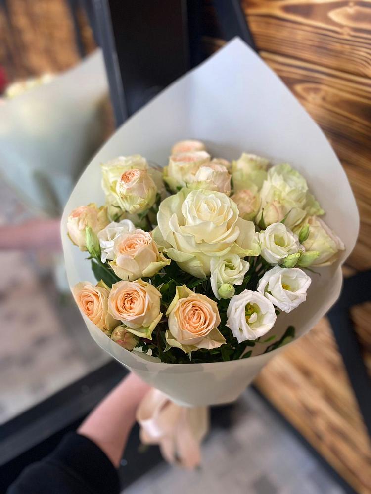 Букет цветов из: Розы и Лизиантусы в Белый Колодезь